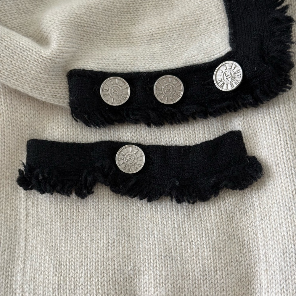 CHANEL 100%cashmere Ecru w/Black fringe trimmed cardigan silver CC buttons Sz 42 - Picture 5 of 10